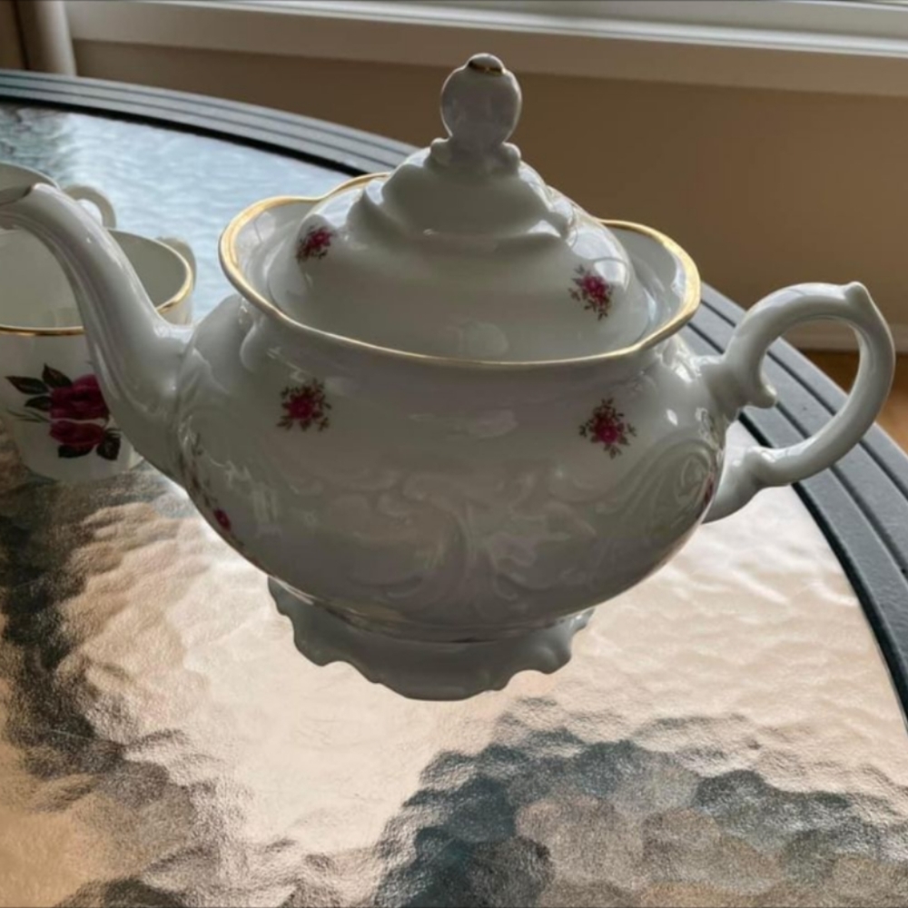 Teapot, creamer + 4 teacups